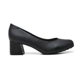 Zapato de vestir negro con taco cuadrado y capellada lisa.