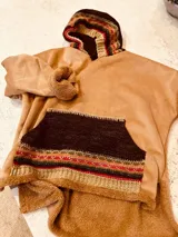 Canguro beige de polar de pana con interior de corderito, bolsillo XL y capucha tejida con diseño geométrico.