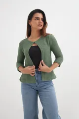 Cardigan verde oliva de tejido de punto, con mangas 3/4 y un botón superior.