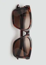 Lentes de sol cuadrados con montura de carey marrón y lentes marrones. Fabricados con residuos post-industriales reciclados de procesos de fabricación de gafas de policarbonato.