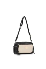 Bandolera tipo puffer color beige con correa negra regulable.