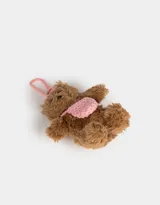 Llavero con forma de oso de peluche marrón con cartera tejida rosa y gancho metálico rosa.
