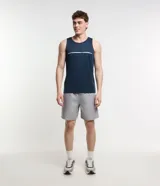 Musculosa deportiva azul marino de poliéster con tecnología Dry, cuello redondo y detalle de cinta reflectante en el centro.