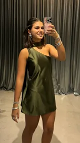 Vestido corto verde oliva de satén, con escote asimétrico y cuello choker.