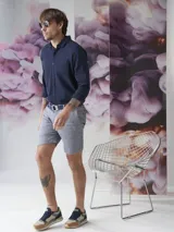 Camisa azul marino de lino y algodón, de manga larga con cuello clásico y bolsillo en el pecho.