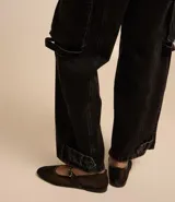 Pantalón recto de jeans negro con bolsillos cargo laterales y friso delantero.