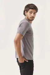 Remera gris de corte clásico con cuello redondo y mangas cortas.