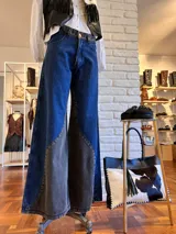 Pantalón jean wide leg con cintura alta, corte recto y diseño color block en azul y gris.