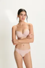 Soutien negro con aro, taza soft y relleno ligero. Presenta un borde de encaje delicado en la parte superior de las copas y tirantes finos ajustables.