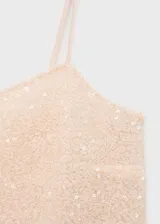 Top de fiesta color beige con lentejuelas, tirantes finos y escote recto.