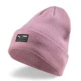 Gorro de tejido de punto color rosa pálido, estilo beanie con borde doblado y etiqueta rectangular negra con el logo de Puma y texto en blanco.