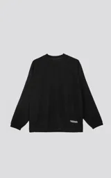 Sweater negro de corte holgado con cuello redondo y mangas largas con puños ajustados.