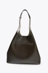 Bolso shopper de hombro color marrón oscuro, con doble tira ancha, bolsillo interior con cierre mediante cremallera metálica y cierre imantado.