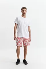 Short de baño largo a rayas verticales en tonos rosa, azul y blanco. Tiene cintura elástica con cordón ajustable, dos bolsillos laterales y uno trasero.