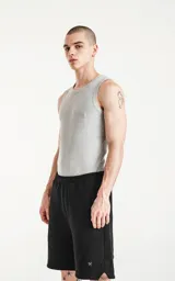 Musculosa gris melange de tela morley con corte slim fit.