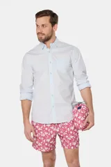 Short de baño celeste con estampado de flores blancas, cintura elástica con cordón ajustable, bolsillos laterales y suspensor de malla fina.