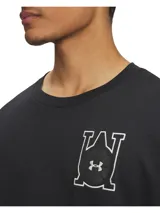 Remera de hombre Under Armour color crema, de corte holgado y manga corta, con logo estampado en el pecho.