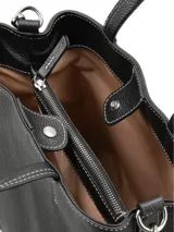 Cartera negra de cuero con doble asa corta y correa larga extraíble. Tiene logo metálico plateado en el frente, cierre con broche metálico y bolsillo interno con cierre.