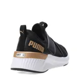 Championes Puma Softride Harli Slip On, color negro con detalles dorados y suela blanca.