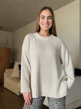 Sweater negro con hilo de lúrex plateado, de silueta holgada y cuello redondo a la base.