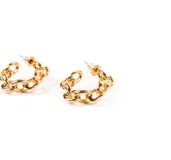 Aros dorados con diseño de eslabones, de estilo moderno y elegante.