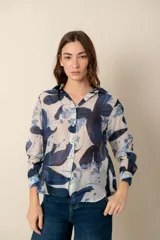 Camisa de dama estampada con palmeras color azul.