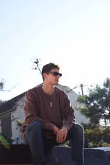 Buzo marrón con cuello redondo y puños y cintura acanalados.