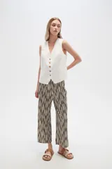 Pantalón recto de poliéster con estampado a rayas verticales en blanco y negro.