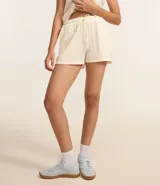 Bermuda color crema de poliéster y elastano, con cintura elástica con lazo y textura chambray.