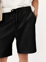 Bermuda deportiva color gris con cintura elástica y cordón ajustable.