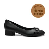 Zapato de cuero negro con taco bajo y detalle de hebilla metálica.