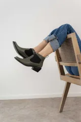 Botas Chelsea de cuero color marrón oscuro, con paneles laterales elásticos en marrón y suela de goma.