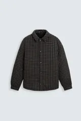 Sobrecamisa de hombre con corte relaxed fit, confeccionada en tejido de algodón acolchado con estampado a cuadros en tonos marrón, negro y beige. Tiene cuello solapa, manga larga con puños abotonados, bolsillo tipo parche en el pecho, aberturas laterales en el bajo y cierre frontal con botones a presión.