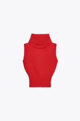 Chaleco rojo de punto con cuello alto y sisa amplia.