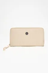 Billetera de charol color rojo con cierre perimetral y logo metálico plateado en el frente.