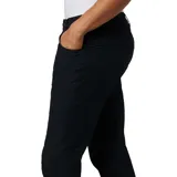 Pantalón de vestir negro, de corte recto, con bolsillos laterales y traseros. Se ajusta a la cintura con cinturón de cuero marrón.