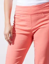 Pantalón capri blanco de gabardina elastizada con bolsillos simulados, pretina ancha, corte recto y detalle de puntilla en el ruedo.