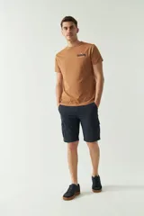 Remera color caramelo de manga corta con cuello redondo y estampado en el frente con la leyenda "Golden City Brookshield".