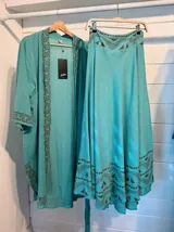 Kimono largo color blanco con estampado geométrico en el borde.