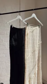 Pollera larga negra de tiro alto con abertura lateral.