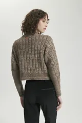 Sweater marrón de punto con cuello redondo, tejido con trenzas y terminaciones en rib.
