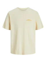 Camiseta color crema de manga corta y cuello redondo con calce holgado. Estampa en la espalda con print de goma de tacto suave.