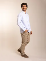 Pantalón de sarga color marrón, de corte recto y cinco bolsillos.