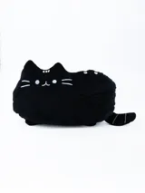 Almohadón con forma de gato negro con detalles bordados en blanco.