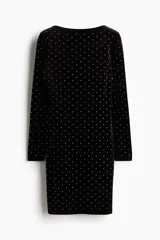 Vestido corto negro de terciopelo con escote barco y mangas largas. Presenta apliques de strass plateados en todo el vestido.