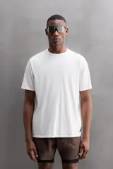 Camiseta blanca de corte holgado, cuello redondo y manga corta. Detalle de logo estampado en el bajo. Zara Athleticz.