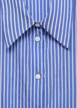 Camisa de manga larga con estampado de rayas rojas y blancas, cuello camisero y cierre frontal con botones.