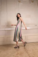 Vestido largo con estampado vertical multicolor, escote en V y espalda baja en V.