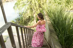 Falda larga de lino con estampado ikat en tonos rosa y blanco, de corte irregular y cierre invisible en el lateral.