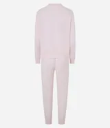 Conjunto de pijama largo color rosa claro, compuesto por un buzo de cuello redondo y un pantalón con lazo en la cintura.